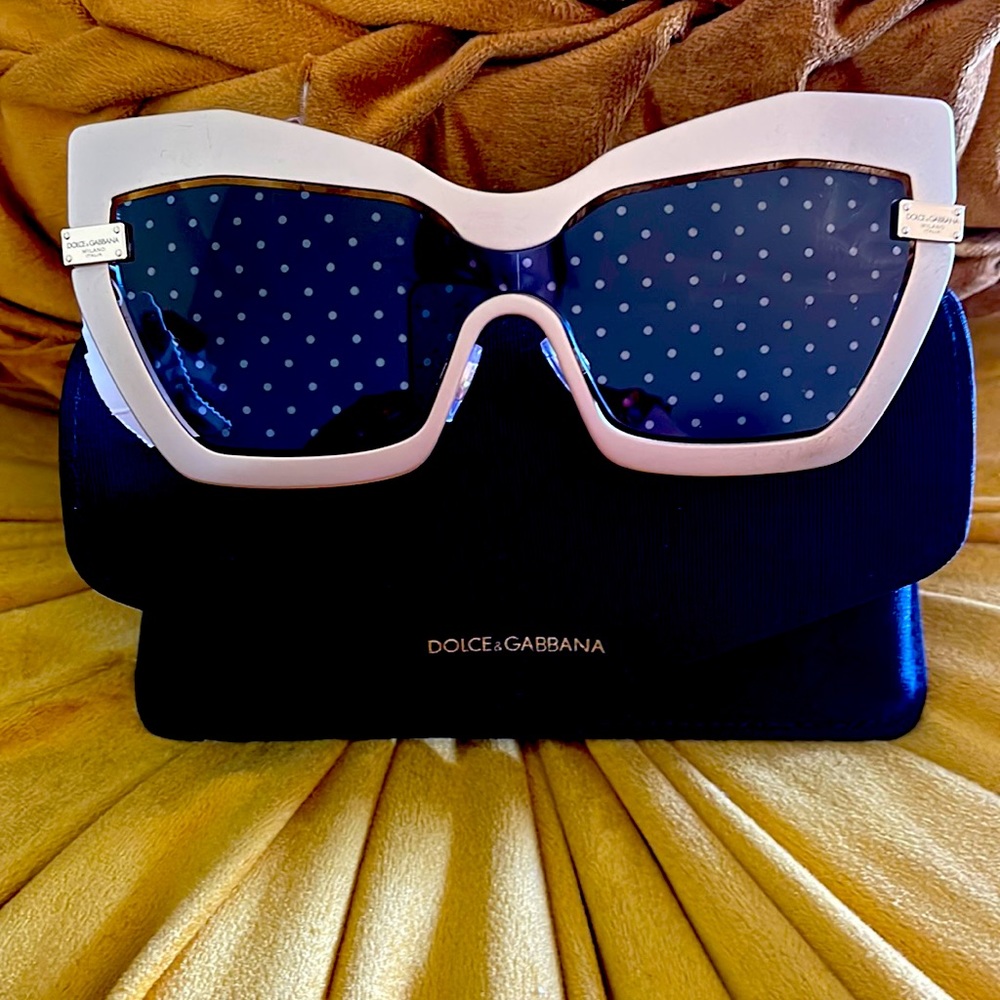 Dolce & Gabbana gold frame cat eye sunglasses 🕶